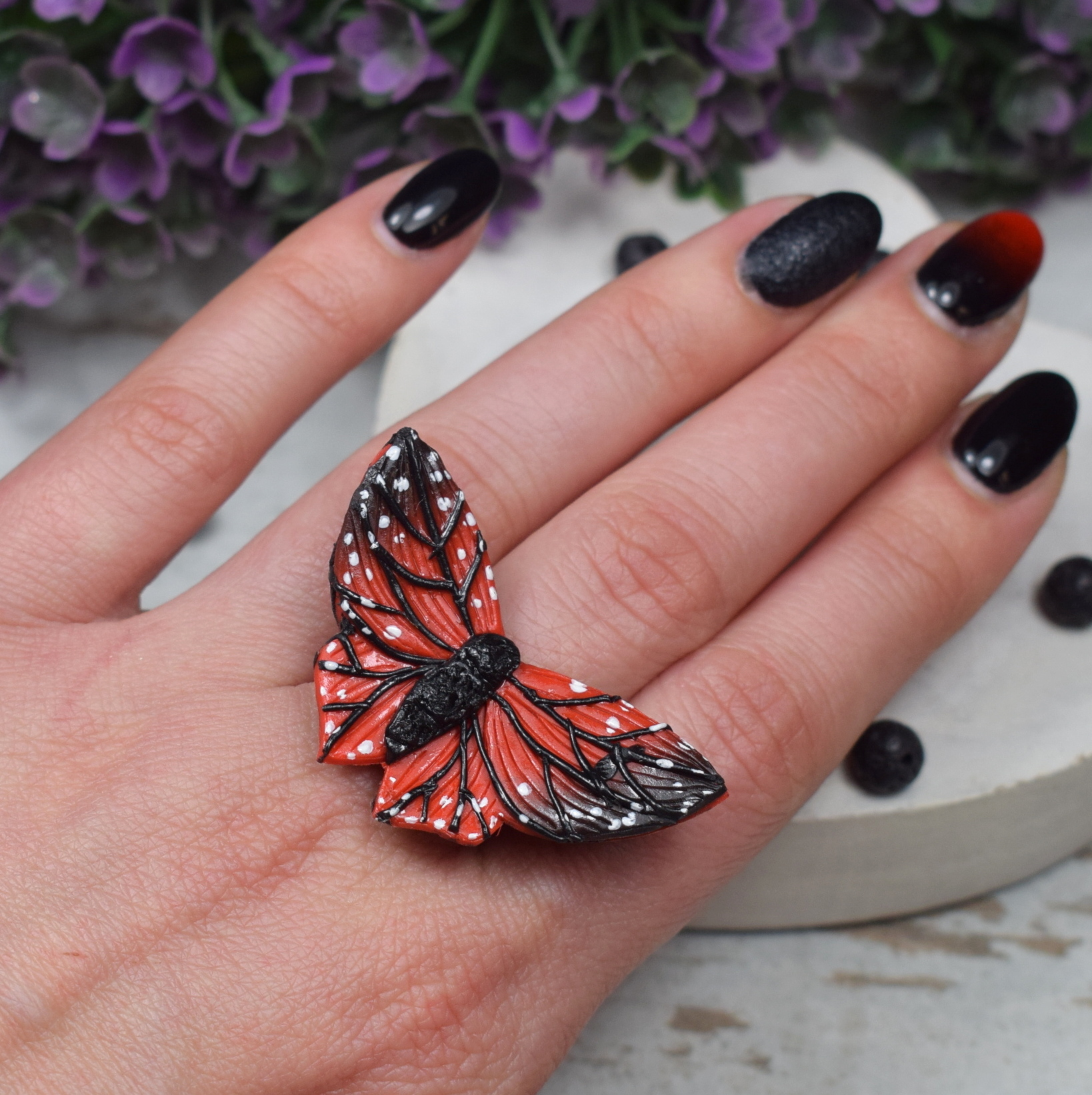 pierścionek czerwony motyl